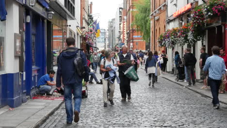 Ireland-Dublin-Temple-Bar-Street-With-Tourists