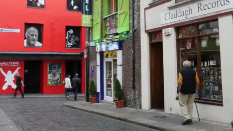 Irland-Dublin-Tempel-Bar-Tourist,-Der-In-Ein-Schaufenster-Schaut-Vergrößern