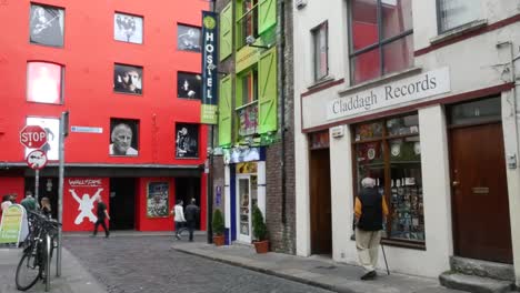 Irland-Dublin-Tempel-Bar-Tourist,-Der-In-Einem-Schaufenster-Schaut