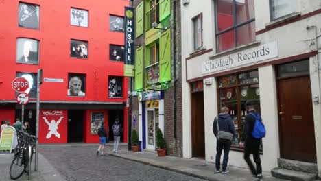 Irlanda-Dublín-Temple-Bar-Turistas-Y-Un-Edificio-Rojo