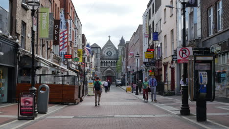 Irland-Dublin-Einkaufszentrum-Mit-Einkäufern-Und-St-Anne&#39;s-Church
