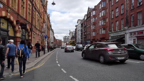 Irland-Dublin-Fußgänger-Und-Verkehr-Auf-Der-Lord-Edward-Street