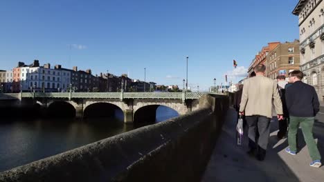 Irland-Dublin-Bürgersteig-Mit-Menschen-Am-Fluss-Liffey