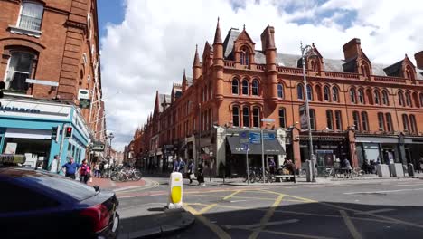 Irland-Dublin-Verkehr-Und-Rote-Backsteingebäude
