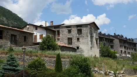 Spanien-Pyrenäen-El-Laufen-Steinhäuser-Auf-Der-Straße