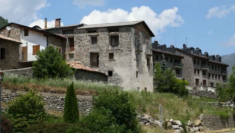 Spain-Pyrenees-El-Run-Stone-Houses-Old-And-New