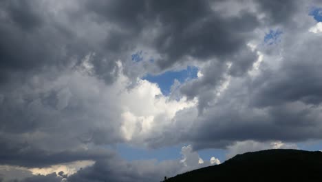 Spanien-Pyrenäen-Wolke-Und-Vogelschwarm