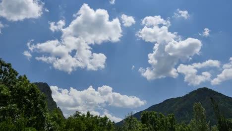 España-Pirineos-Nubes-En-Cielo-Azul