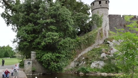 Irland-Cahir-Schloss-Am-Fluss-Suir-Mit-Menschen,-Die-Gänse-Füttern,-Pan-Und-Zoom-And