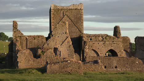 Irland-Cashel-Hore-Abbey-Tower-Abendlicht