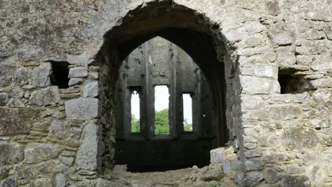 Irland-Cashel-Hore-Abbey-Fenster-Durch-Die-Kirche-Vergrößern
