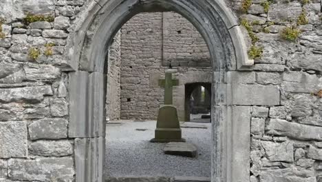 Irlanda-Corcomroe-Abbey-Cross-Visto-A-Través-De-La-Puerta-Zoom