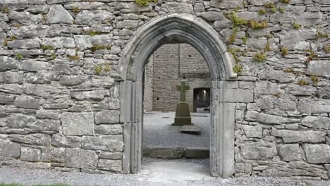 Irlanda-Corcomroe-Abbey-Cross-Visto-A-Través-De-La-Puerta