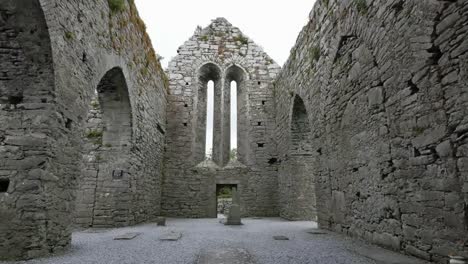 Irland-Corcomroe-Abbey-Innen-Mit-Schmalen-Fenstern-Im-Seitenschiff