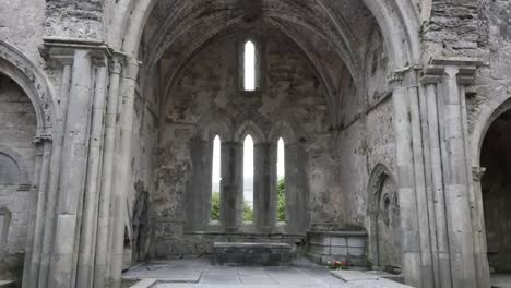 Irland-Corcomroe-Abbey-Interieur-Mit-Schmalen-Fenstern