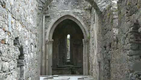 Irland-Corcomroe-Abbey-Mit-Blick-Auf-Gotische-Bögen-Vergrößern