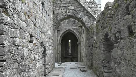 Irlanda-Corcomroe-Abbey-Mirando-Hacia-Arcos-Góticos-Alejar