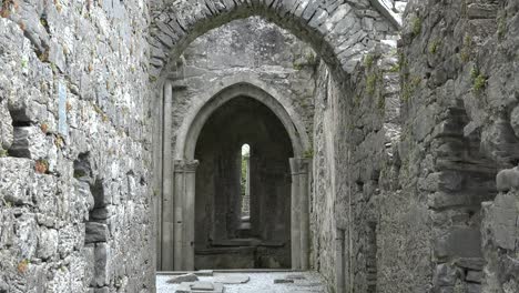 Irland-Corcomroe-Abbey-Mit-Blick-Auf-Gotische-Bögen