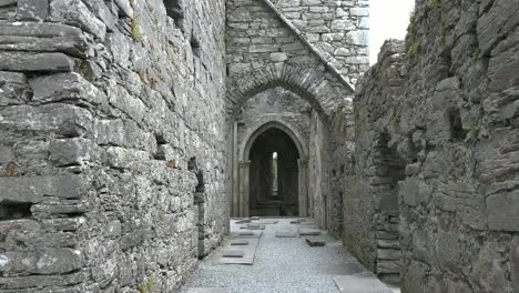Irland-Corcomroe-Abbey-Mit-Blick-Auf-Den-Gotischen-Torbogen