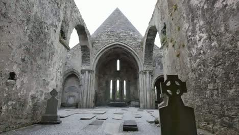 Irland-Corcomroe-Abbey-Dachloses-Interieur-Mit-Keltischem-Kreuz