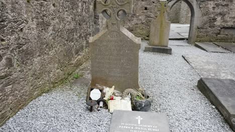 Irlanda-Corcomroe-Abadía-Lápida-En-El-Piso-De-La-Iglesia