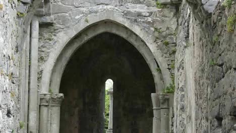 Irland-Corcomroe-Abbey-Fenster-Durch-Gotischen-Bogen