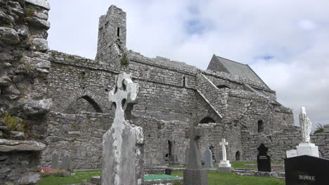 Irland-Corcomroe-Abtei-Mit-Keltischem-Kreuz