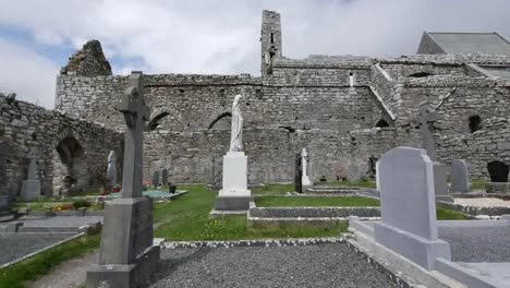 Irland-Corcomroe-Abtei-Mit-Friedhof