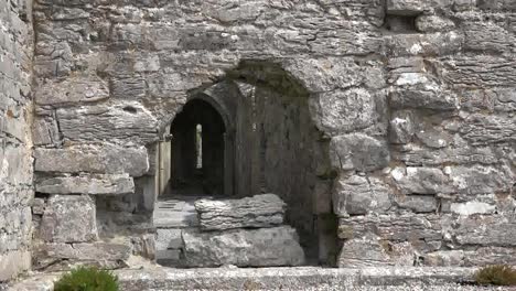 Irland-Corcomroe-Abtei-Mit-Rohem-Gotischem-Arch