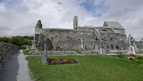 Irland-Corcomroe-Abbey-Mit-Blumen-Auf-Dem-Friedhof