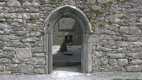 Irland-Corcomroe-Abbey-Mit-Gotischem-Bogen-Und-Kreuz