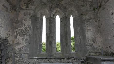 Irland-Corcomroe-Abtei-Mit-Drei-Gotischen-Fenstern