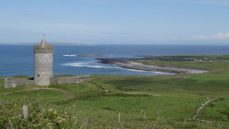 Irland-County-Clare-Doonagore-Schloss-Und-Küstenblick
