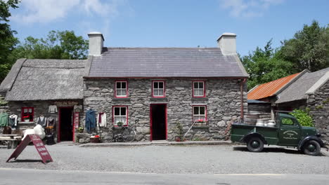 Irland-County-Kerry-Shop-In-Stone-Cottage