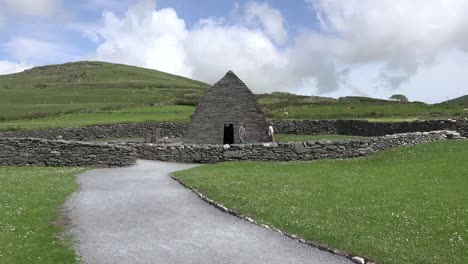 Irland-Dingle-Gallarus-Oratorium-Weg-Mit-Touristen-Zoom-In-Zoom