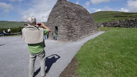 Ireland-Dingle-Gallarus-Oratory-Tourist-Taking-Pictures