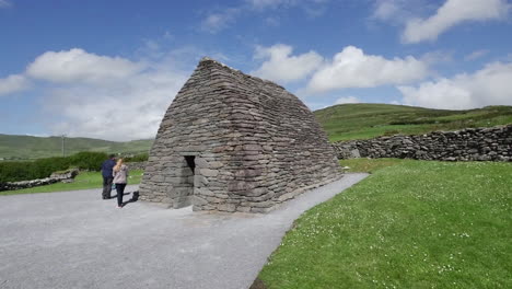 Ireland-Dingle-Gallarus-Oratory-Tourists-Leave-Hut
