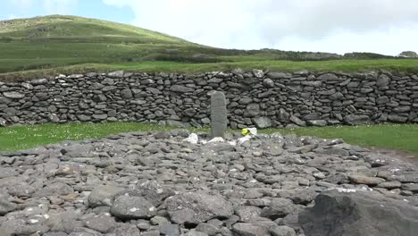 Irland-Dingle-Ogham-Stein-Mit-Geschnitzten-Symbolen-Verkleinern