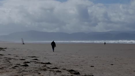 Irland-Dingle-Halbinsel-Zoll-Strand-Walker-Und-Wind-Buggy-Pan