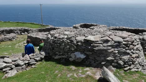 Irland-Dingle-Halbinsel-Bienenstockhütte-Und-Meerblick