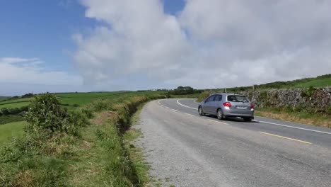 Ireland-Dingle-Peninsula-Highway-With-Cars-Pan-And-Zoom