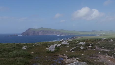 Irland-Dingle-Halbinsellandschaft-Mit-Felsen-Zoom-Und-Schwenk