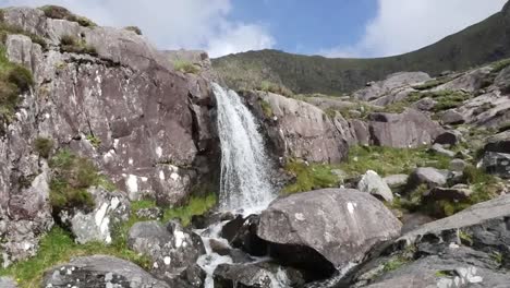 Irland-Dingle-Halbinsel-Wasserfall-Mit-Menschen-Heranzoomen