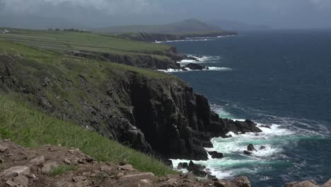 Irlands-Dingle-Küste-Mit-Klippen-Und-Wellen
