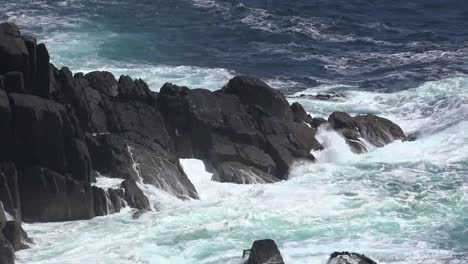 Irland-Dingle-Küstenwellen-Auf-Felsen