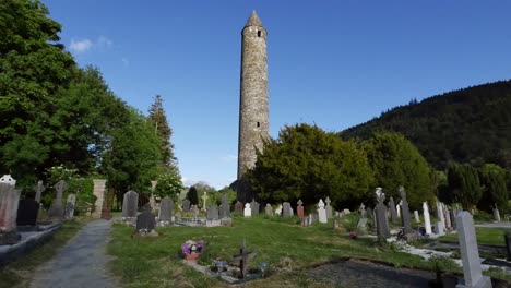 Irland-Glendalough-Keltische-Klosterstätte-Sonne-Bis-Schatten