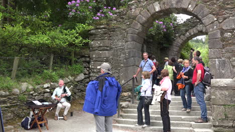 Irland-Glendalough-Gate-Mit-Leuten,-Die-Piper-Beobachten