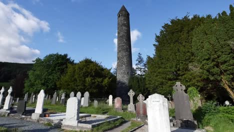 Irland-Glendalough-Klosterruinen-Mit-Rundturm-Im-Schatten