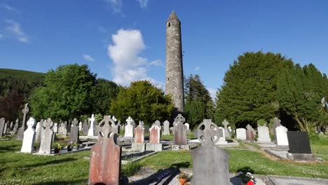 Irland-Glendalough-Klosterruine-Mit-Rundturm