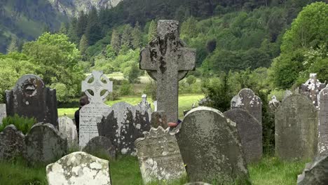 Irlanda-Monasterio-Sitio-Monástico-Con-Cementerio-Y-Alta-Cruz